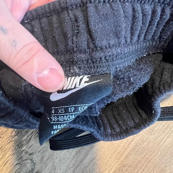 Nike Joggers - Picture 3 of 5
